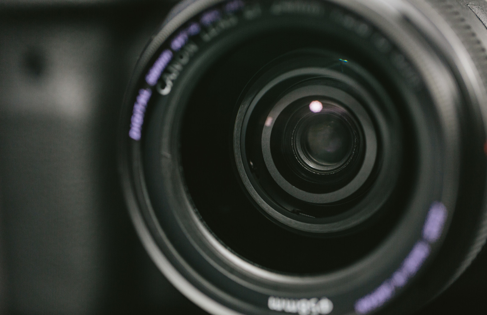 浮気調査では不倫相手との密会の現場の証拠をとるための機材を集めるのも大変です